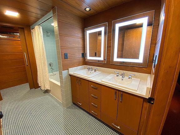 Children / Guest Bathroom
