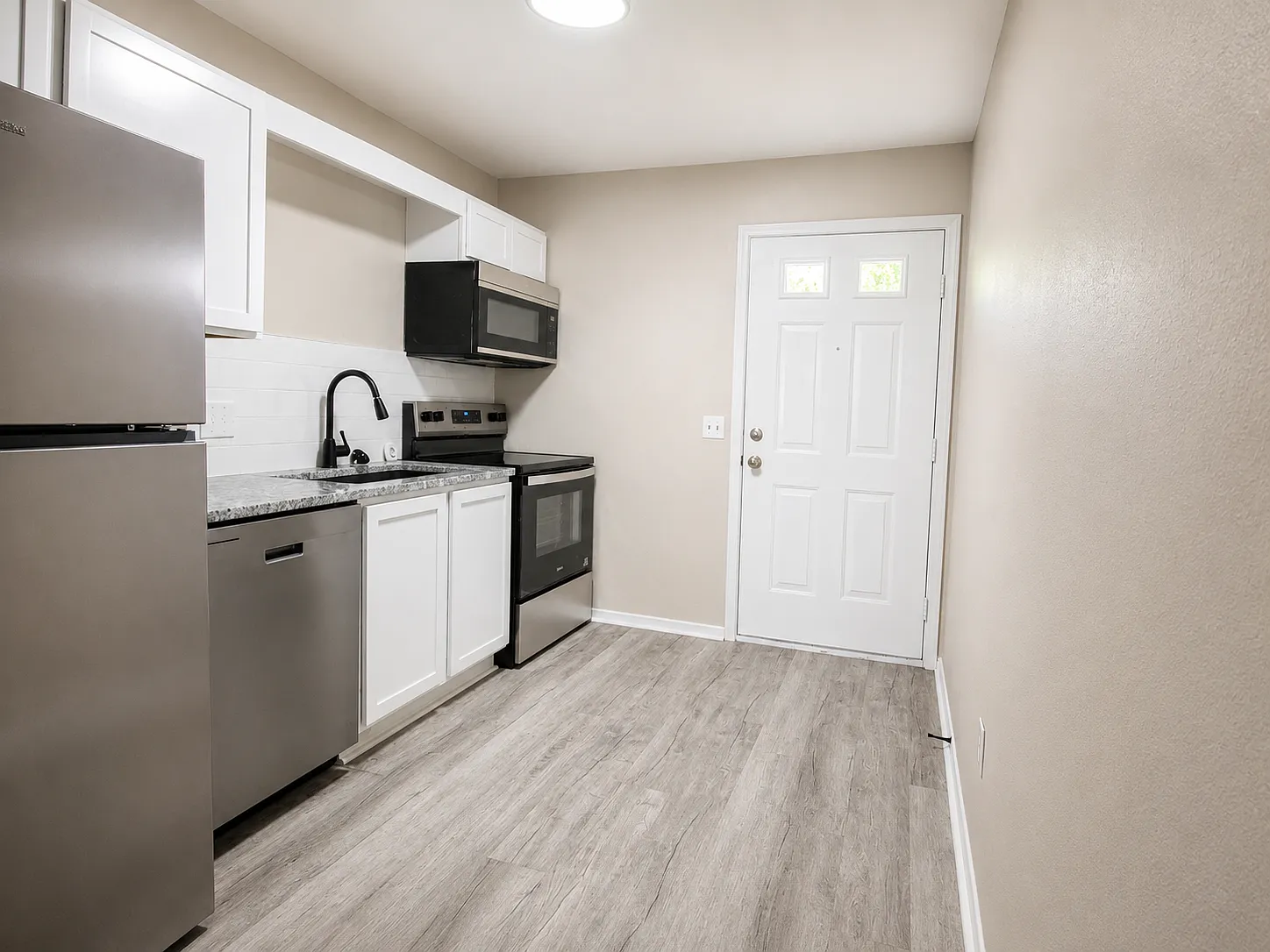 1030 W Rochier St — Photo 4