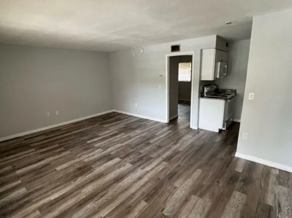 University Park unit, Centrally located and pet-friendly