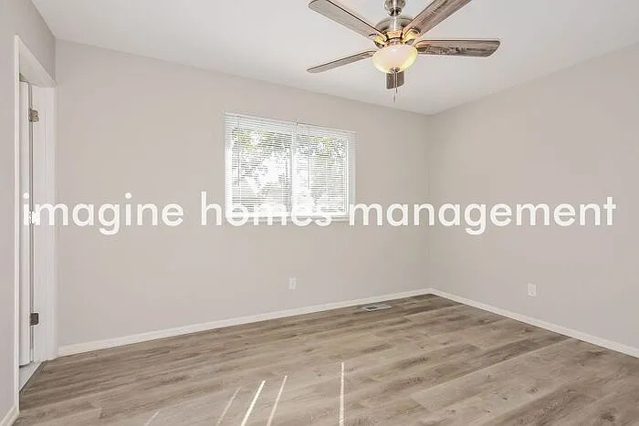 908 Broadhurst Dr — Photo 8