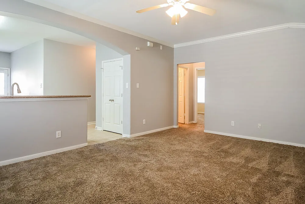 3 bed, 2.0 bath, 1456 sqft, $2,015 — Photo 3