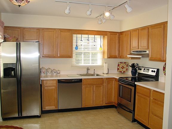 Newer spacious kitchen. 