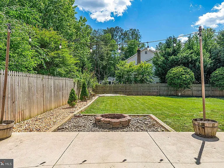 17 Whitestone Dr — Photo 41