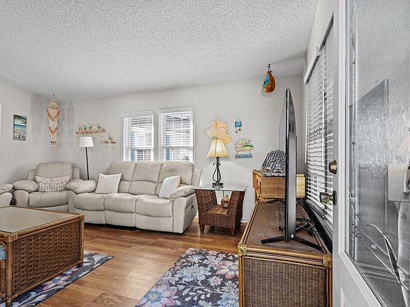 3rd image of 806 Marlin Ct.