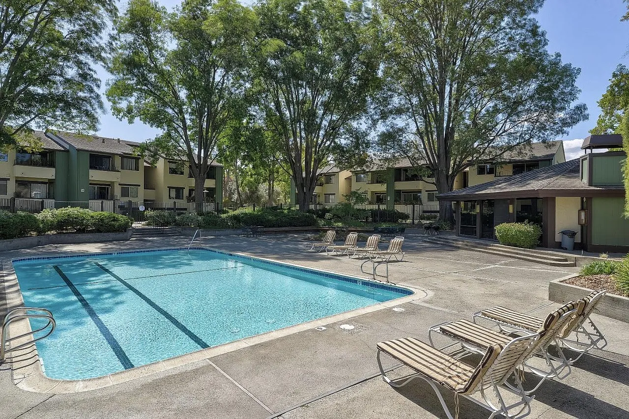2 bed, 1030 sqft, $4,995 — Photo 1