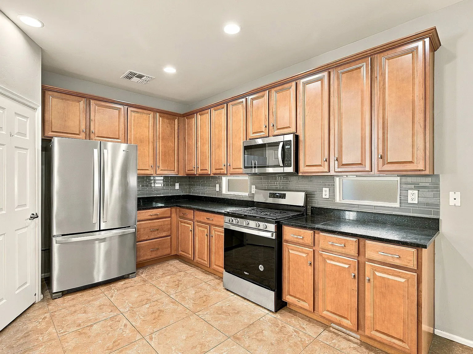4 bed, 1800 sqft, $2,100 — Photo 4