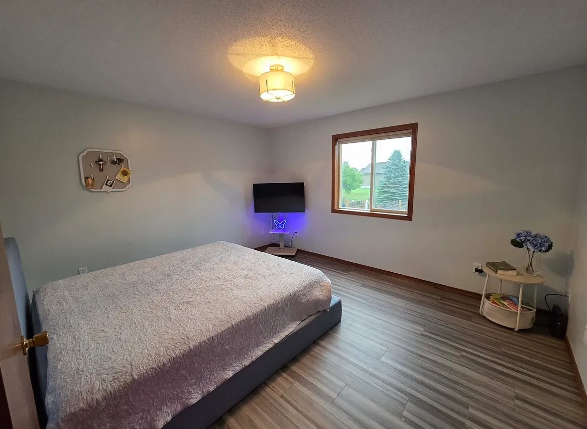 4 bed, $1,600 — Photo 1