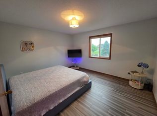 2929 Lakeview Dr, Yankton, SD 57078