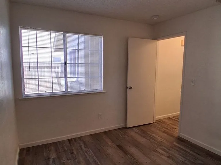 2068 W Magill Ave — Photo 7