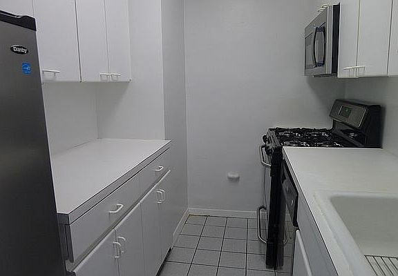 3rd image of 400 Central Park W APT 19V