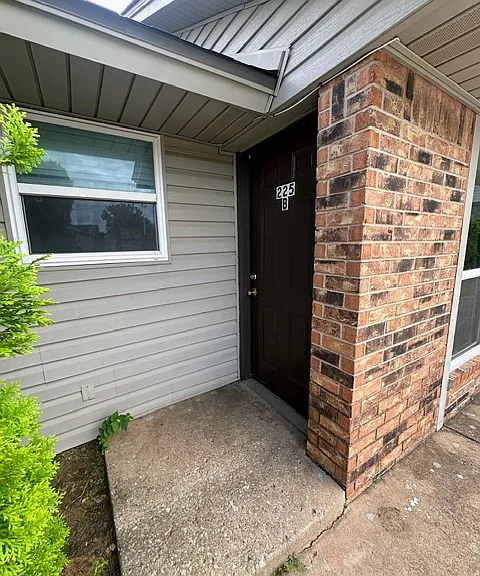 225 Bull Run St #B — Photo 2