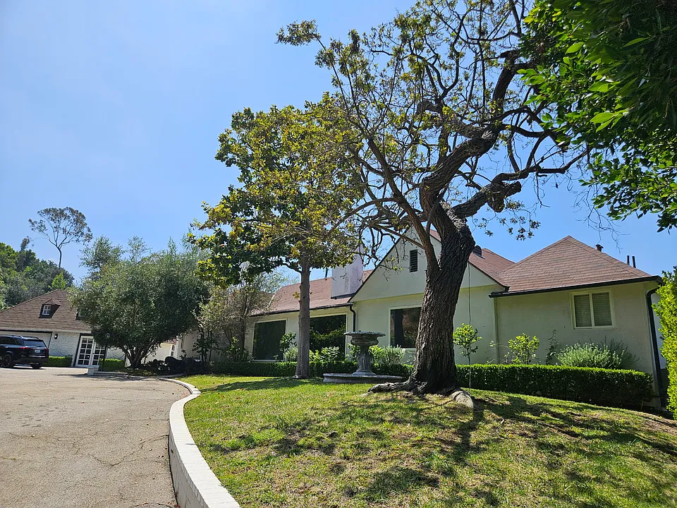 2828 Benedict Canyon Dr