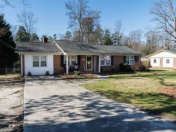 3rd image of 406 Heathwood Dr