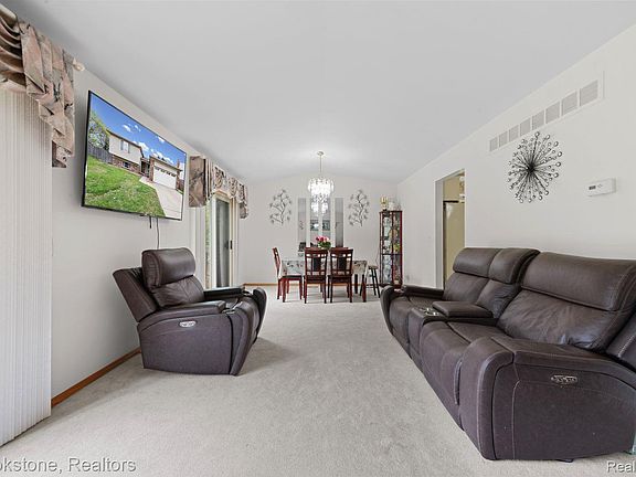 5th image of 38982 Sutton Dr