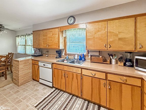 2nd image of 607 7th Ave NE