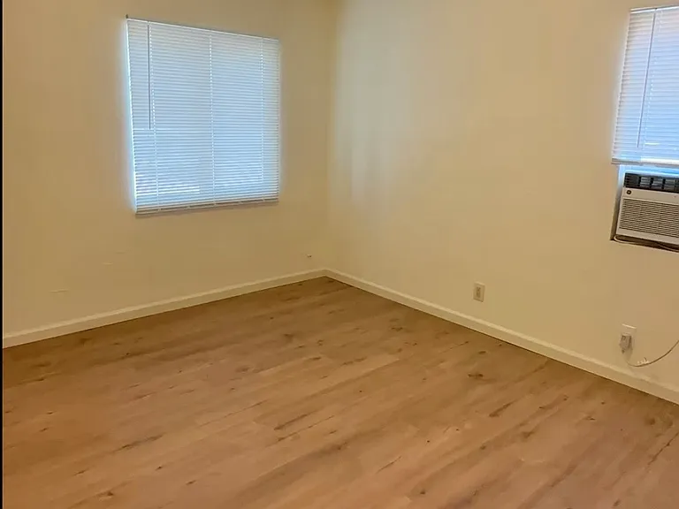 1151 S Avenue C — Photo 6