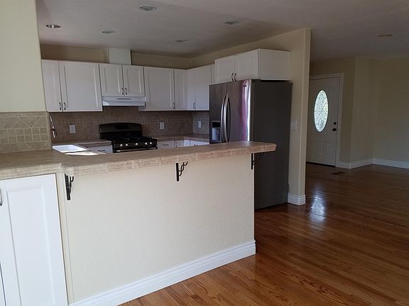 Kitchen with breakfast bar
