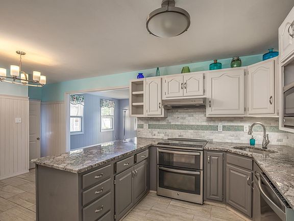 3rd image of 905 Bellarmine Ln