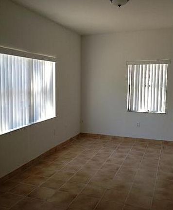 4th image of 2500 NE 192nd St APT 3