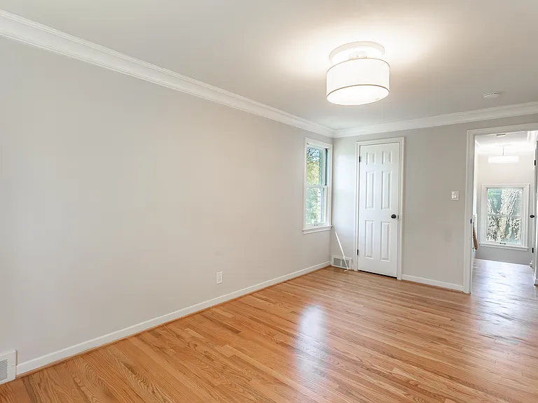 906 Putney St — Photo 31