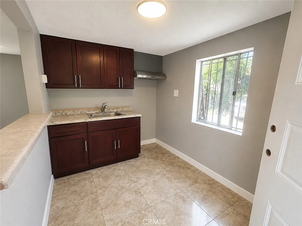 6 bed, 1824 sqft, $1,875 — Photo 2