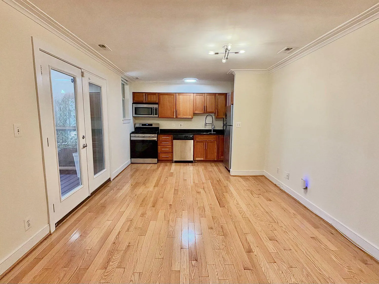 2 bed, 1.0 bath, 803 sqft, $2,500 — Photo 2