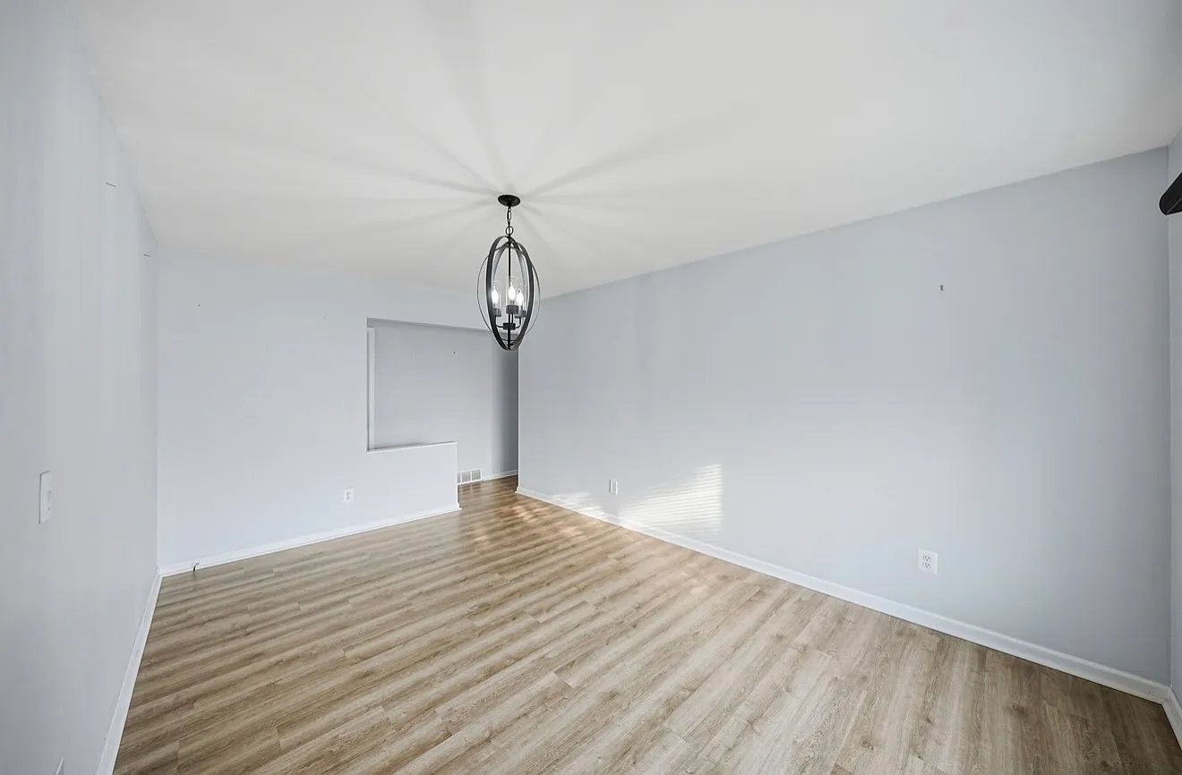 3 bed, 1329 sqft, $2,650 — Photo 2