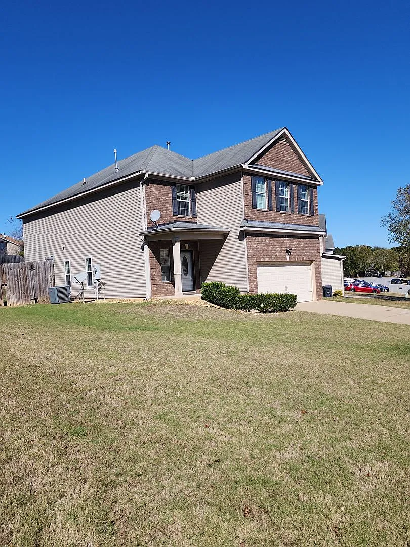 Beautiful 5 Bedroom 3 Bathroom House For Rent — Photo 2