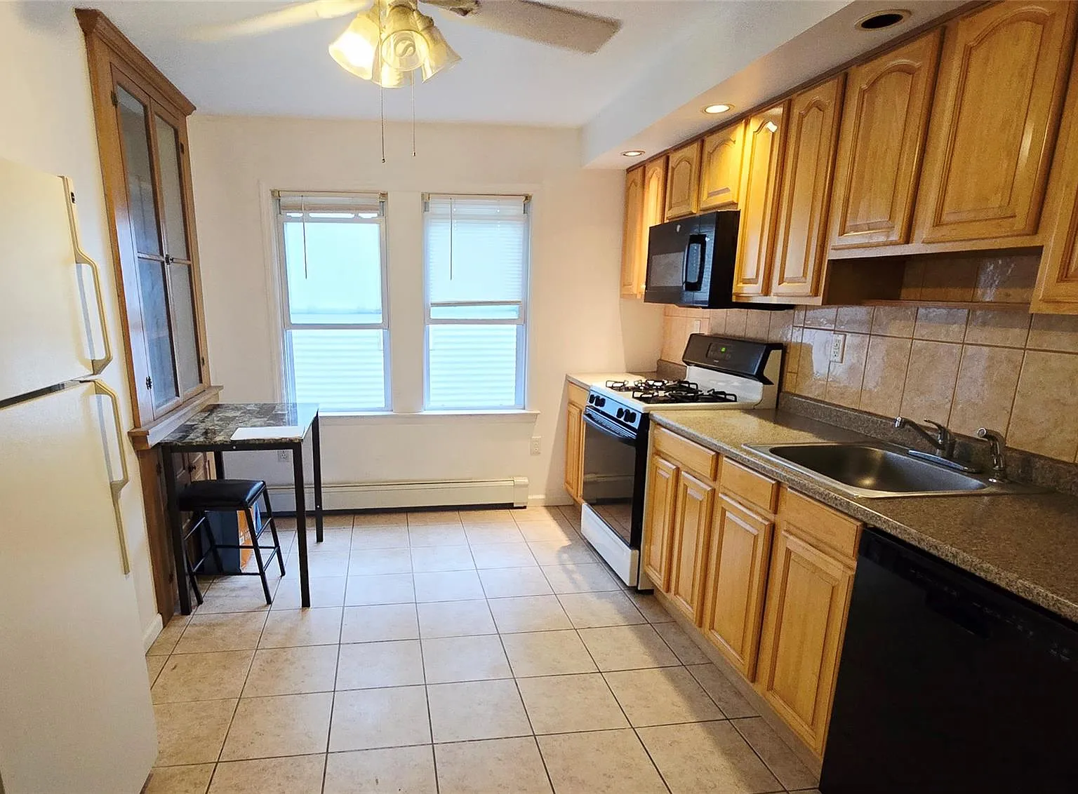 1 bed, 1.0 bath, 912 sqft, $1,300 — Photo 3