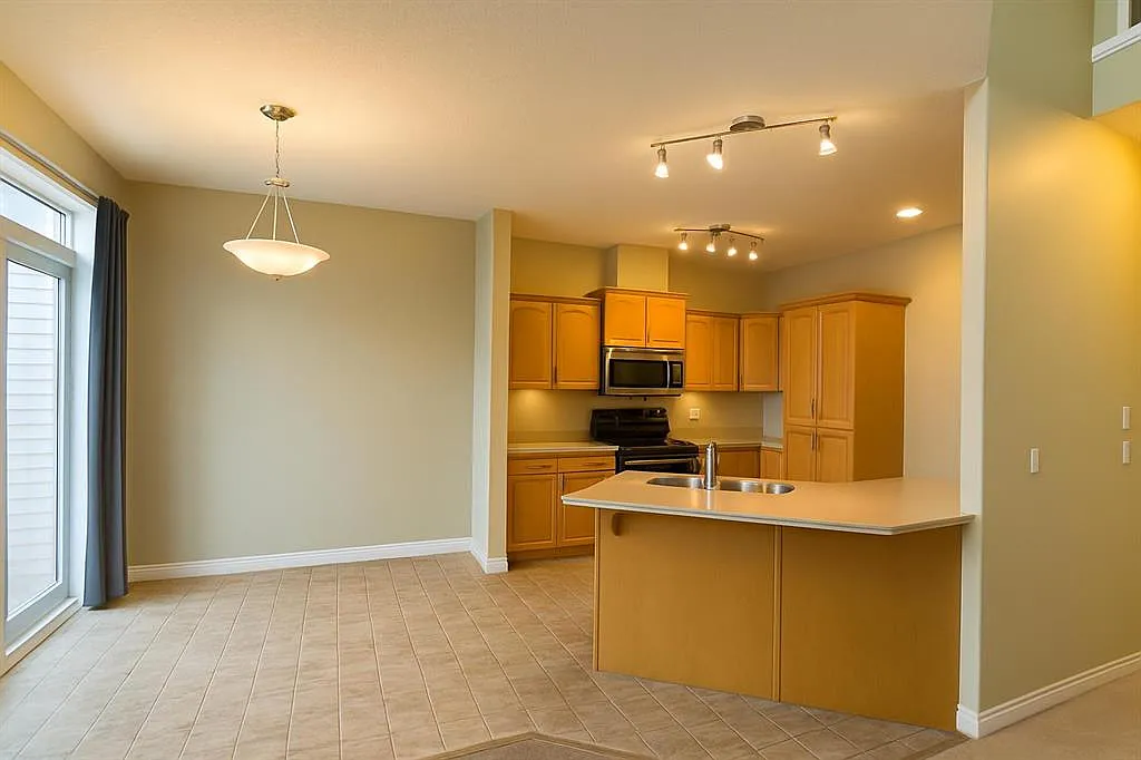 3 bed, 3.5 bath, 1295 sqft, $2,300 — Photo 2