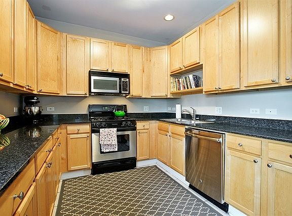 5th image of 4609 N Rockwell St #2