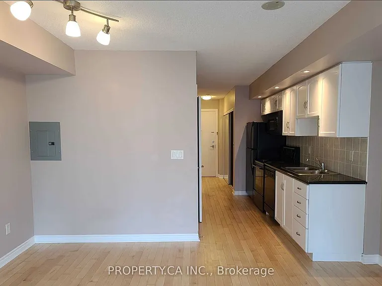 250 Wellington St W #1531 — Photo 10