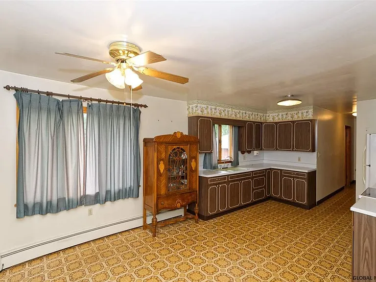 10 Alfred Dr E — Photo 9