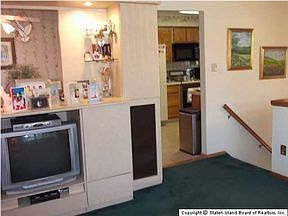 4th image of 102 Eltingville Blvd
