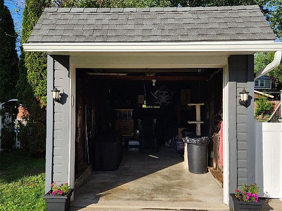 4th image of 525 Roslyn Ave