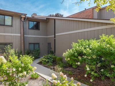 2S409 Emerald Green Dr UNIT D, Warrenville, IL, 60555