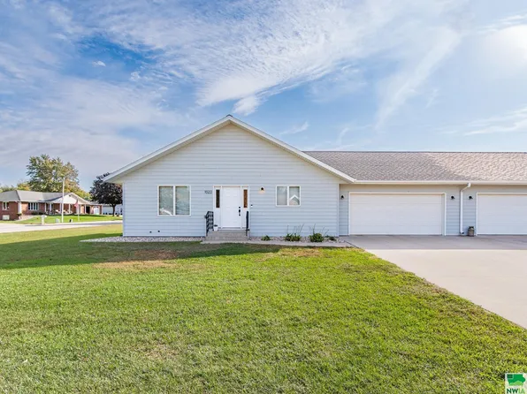 1022 Okey St, Hull, IA 51239