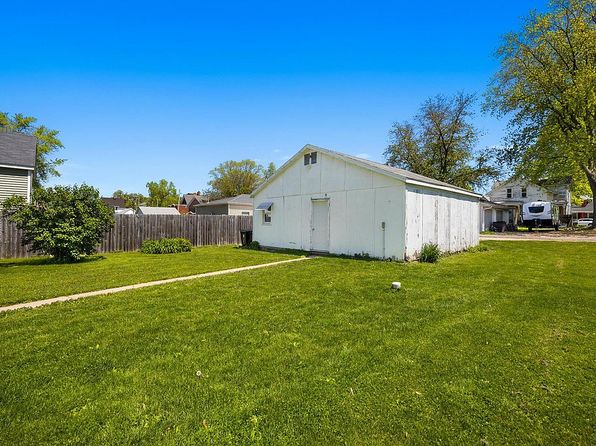 117 S High St, Washington, IL 61571
