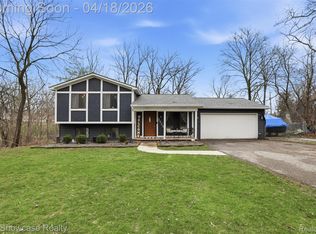 2635 Silverdown Ct, Waterford, MI 48328