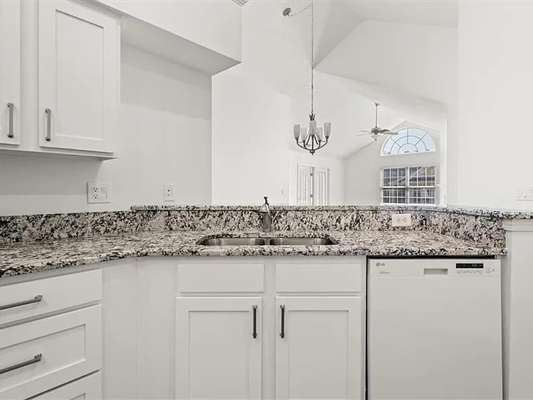 1305 Village Ln — Photo 13
