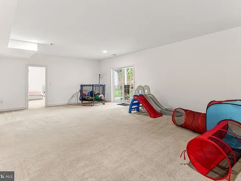 8901 Hargrove Ct — Photo 39