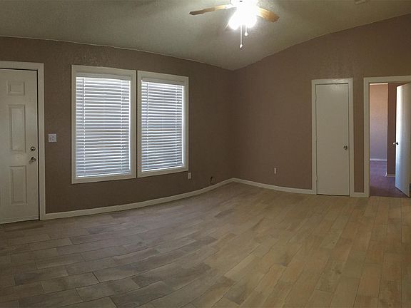 3rd image of 838 Meadowlark Cir