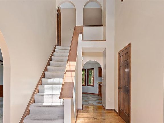 3rd image of 122 Woodbine Dr