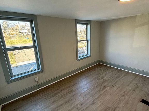 4th image of 558 Walnut St