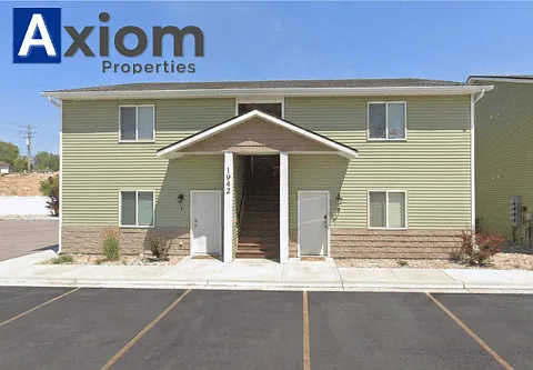 Beautiful 3 bedroom 1 bathroom apartment available now! — Photo 2