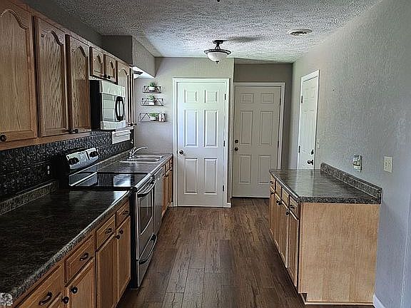 4th image of 1008 Hillcrest St