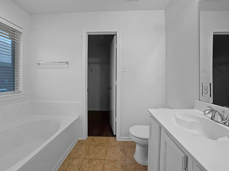 2910 Chisholm Trl — Photo 3