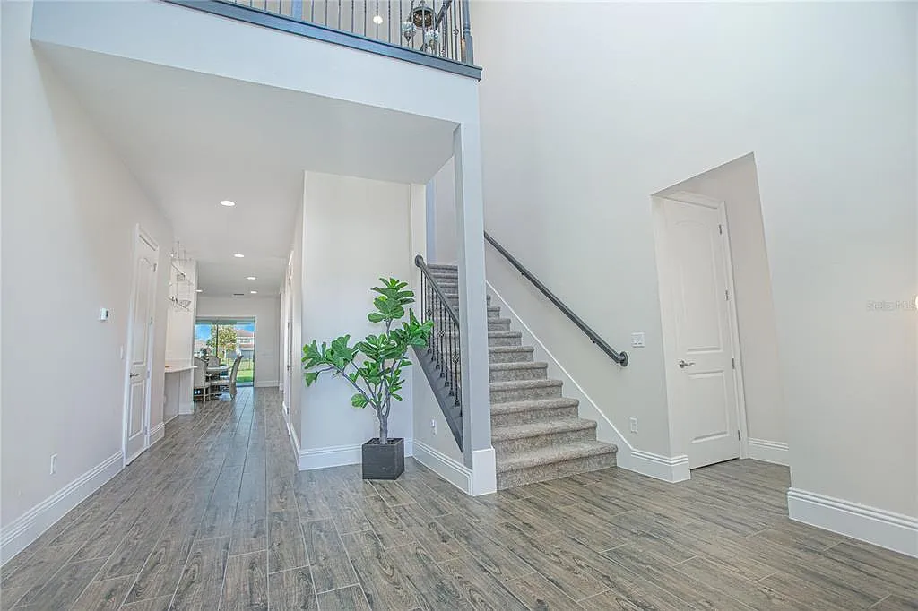 5 bed, 6.0 bath, 5723 sqft, $9,500 — Photo 4
