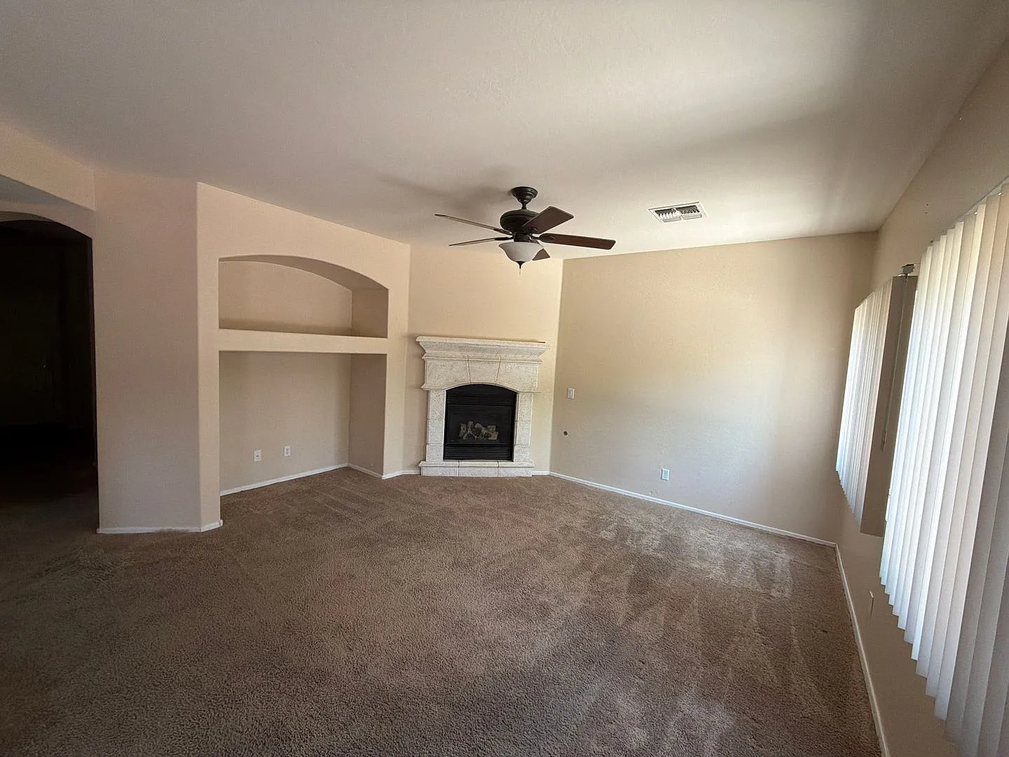 3 bed, 2.5 bath, 2950 sqft, $2,400 — Photo 3