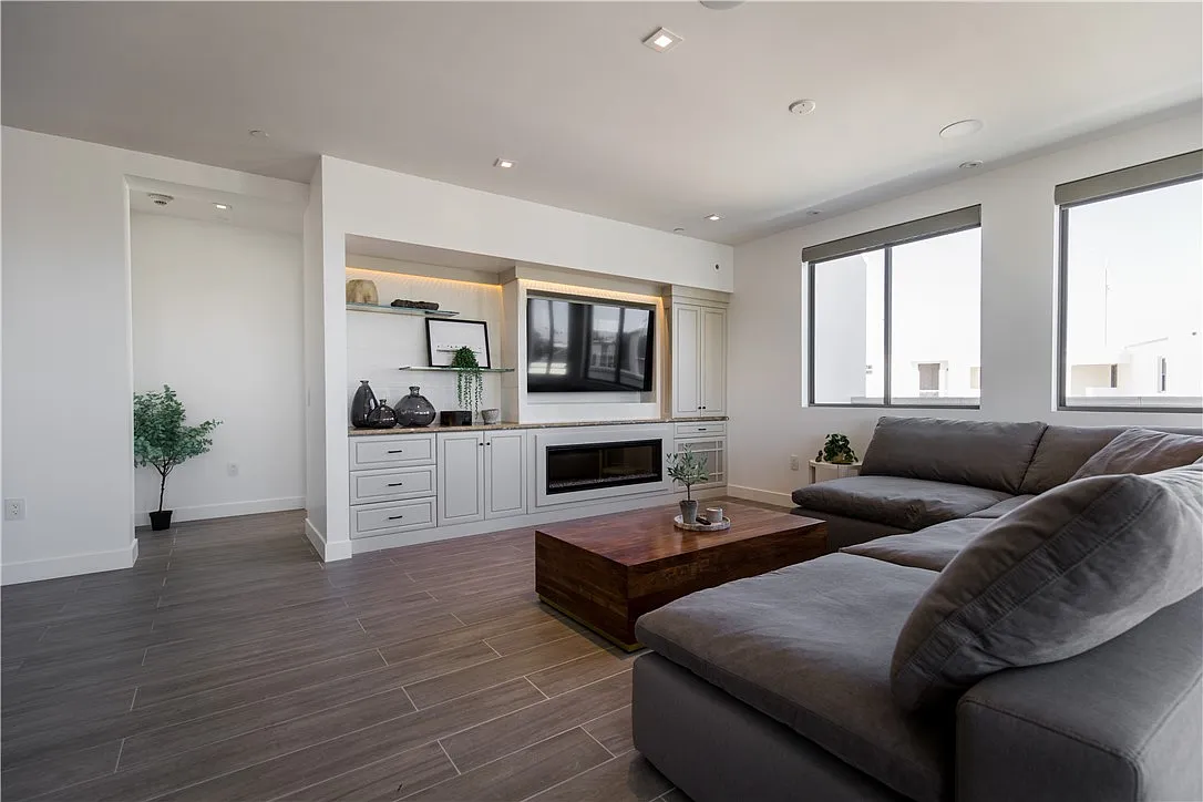 2 bed, 2.5 bath, 2976 sqft, $13,000 — Photo 4